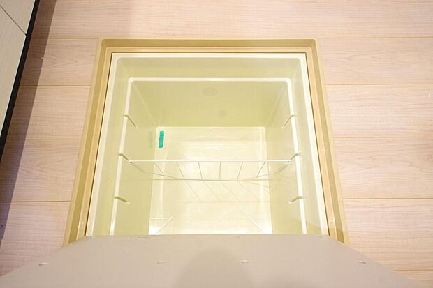 普段は使わない物や大切な物などを収納出来ます。空間を有効に利用した床下収納です。