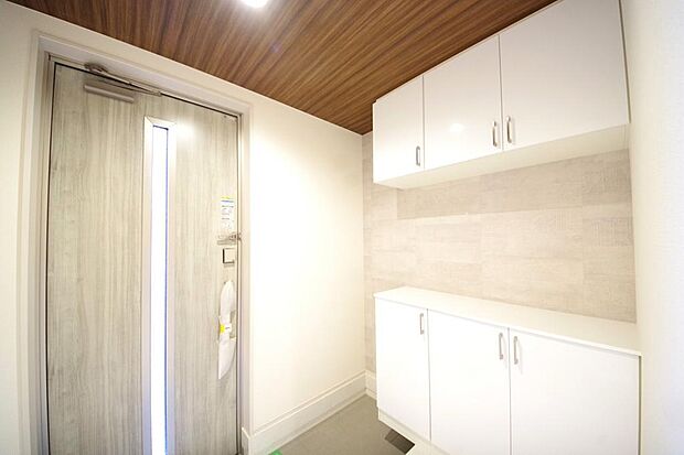 棚板が多く、沢山の靴が収納可能。棚板は稼働可能ですのでブーツやヒールの高い靴も収納でき便利です。