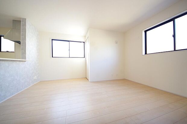 明るい陽光が差し込み開放的なリビング ダイニングを演出し、ゆとりある空間はご満足いただけます。