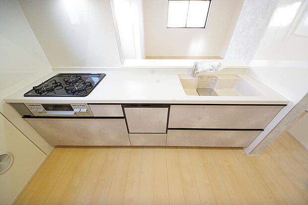 キッチンには耐久性が高く、お手入れも簡単で人工大理石トップを採用して、キッチンを優雅に演出しました。