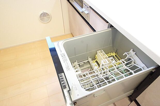 食器の出し入れがしやすいスライド収納タイプの食器洗い乾燥機です。また、節水効果にも優れています。