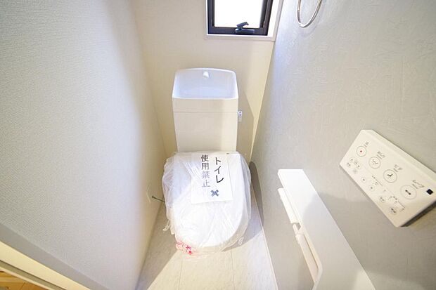 少ない水を有効に使って、汚れも効率よく洗浄します。便器は奥までふちのない掃除がしやすい形状です。