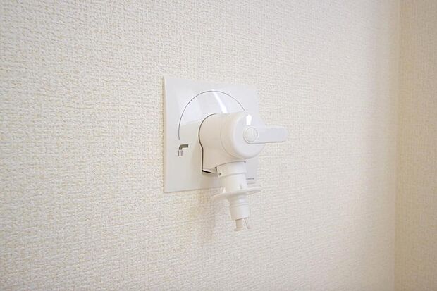 洗濯機用の給水口には蛇口ではなく、全自動洗濯機が設置できる専用の給水口が設置されております。