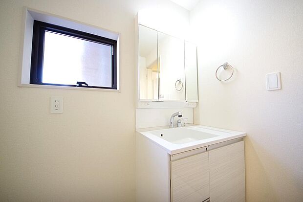 家族全員で利用するパブリックスペースとなりますので、鏡周りの収納ですっきり洗面台がご利用いただけます