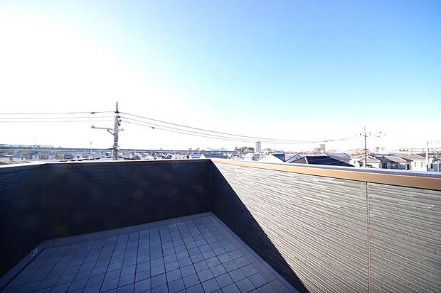 陽光あふれるバルコニーは、たくさんの光を浴びることができるのでお洗濯物やお布団もしっかり干せます。