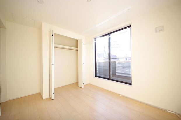 木の質感が優しい床材と豊富な収納が特徴的な、心に温かさを感じる内装です。