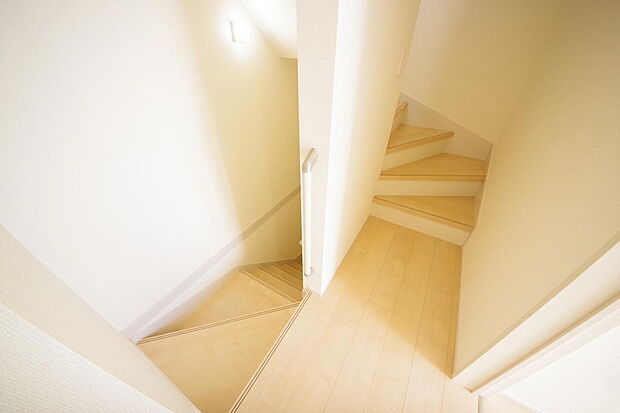 階段には手すりを標準装備することで、お子様やご高齢者の安全性にも配慮しております。