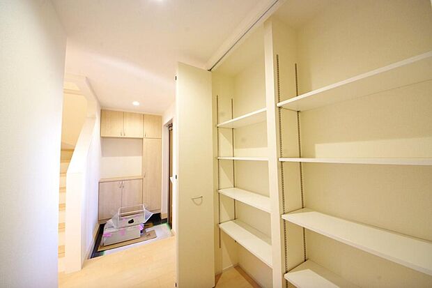 棚板が多く、沢山の靴が収納可能。棚板は稼働可能ですのでブーツやヒールの高い靴も収納でき便利です。