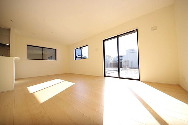 明るい陽光が差し込み開放的なリビング ダイニングを演出し、ゆとりある空間はご満足いただけます。