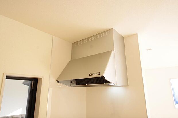 キッチン上部には、ブーツ型の照明付きのレンジフードが標準装備されております。