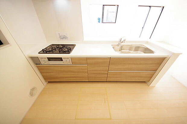 キッチンには耐久性が高く、お手入れも簡単で人工大理石トップを採用して、キッチンを優雅に演出しました。