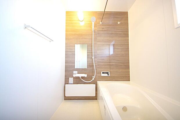 心地よい入浴タイムを追求した大きな浴槽とアクセントパネルで、より高級感が演出されます。