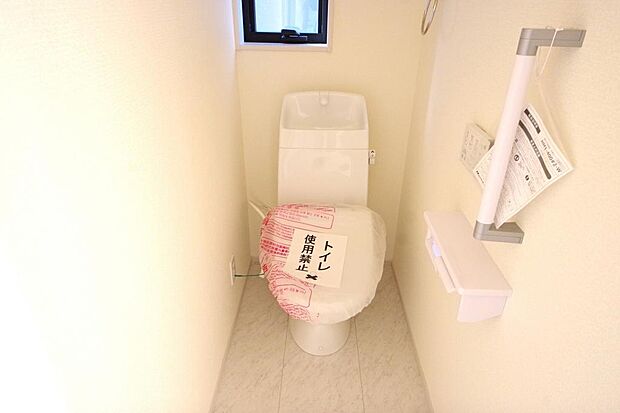 少ない水を有効に使って、汚れも効率よく洗浄します。便器は奥までふちのない掃除がしやすい形状です。