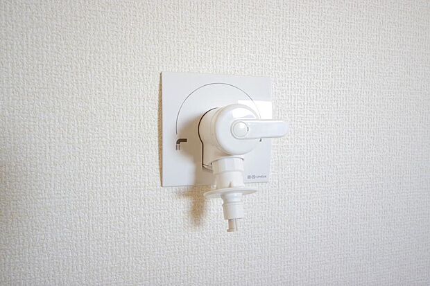 洗濯機用の給水口には蛇口ではなく、全自動洗濯機が設置できる専用の給水口が設置されております。