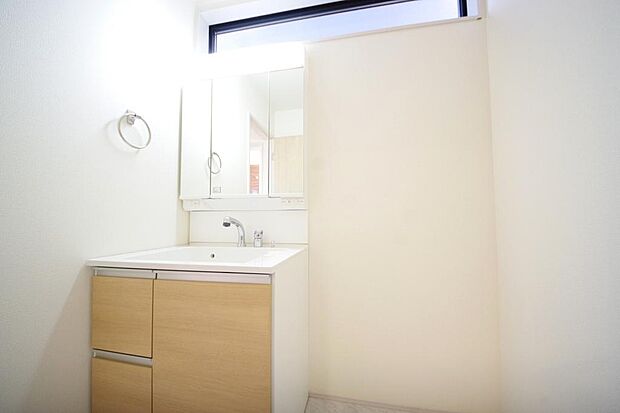 家族全員で利用するパブリックスペースとなりますので、鏡周りの収納ですっきり洗面台がご利用いただけます