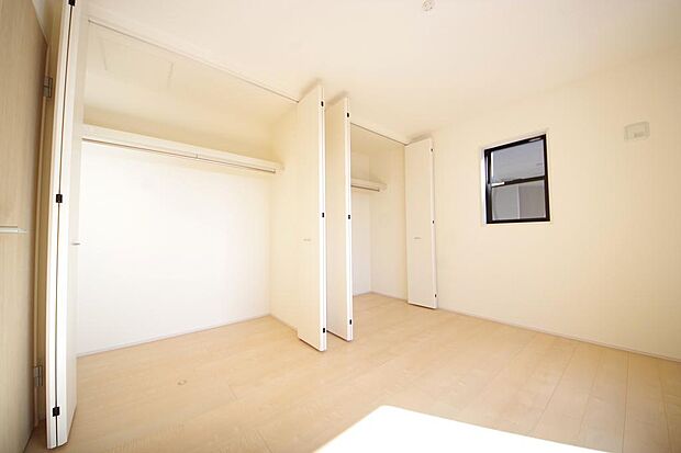 木の質感が優しい床材と豊富な収納が特徴的な、心に温かさを感じる内装です。