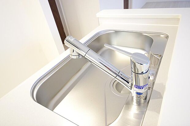 レバー操作一つで水量、温度も調節可能です。また、蛇口には浄水カートリッジも内蔵可能です。