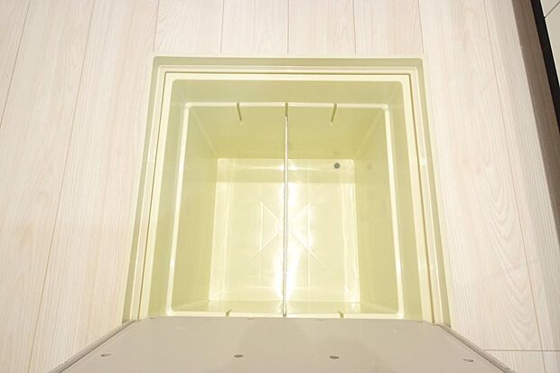 ミネラルウォーター、缶詰、非常食のストックに便利です。空間を有効に利用した収納です。