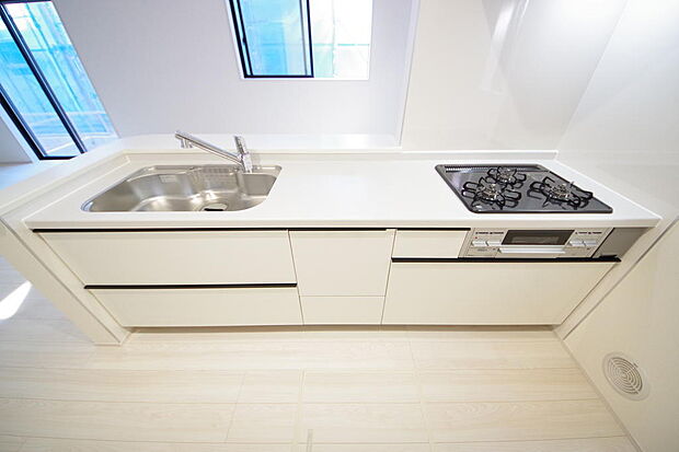 キッチンには耐久性が高く、お手入れも簡単で人工大理石トップを採用して、キッチンを優雅に演出しました。