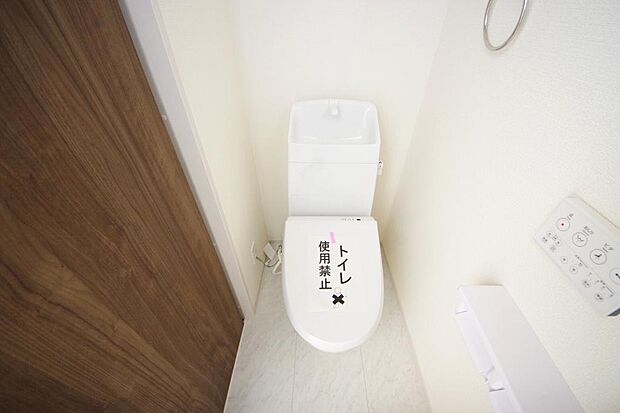 少ない水を有効に使って、汚れも効率よく洗浄します。便器は奥までふちのない掃除がしやすい形状です。