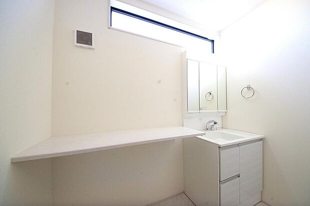 家族全員で利用するパブリックスペースとなりますので、鏡周りの収納ですっきり洗面台がご利用いただけます