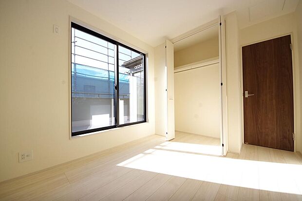 木の質感が優しい床材と豊富な収納が特徴的な、心に温かさを感じる内装です。