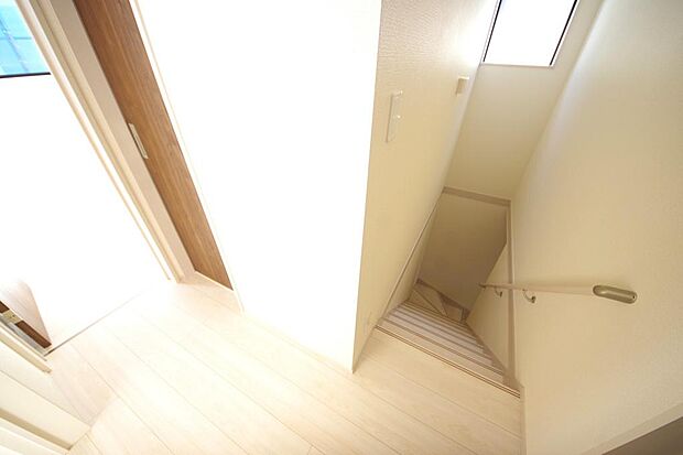 階段には手すりを標準装備することで、お子様やご高齢者の安全性にも配慮しております。