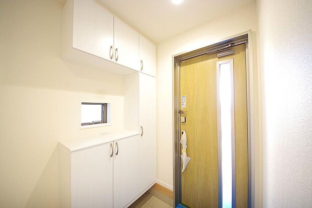 棚板が多く、沢山のの靴が収納可能。棚板は稼働可能ですのでブーツやヒールの高い靴も収納でき便利です。