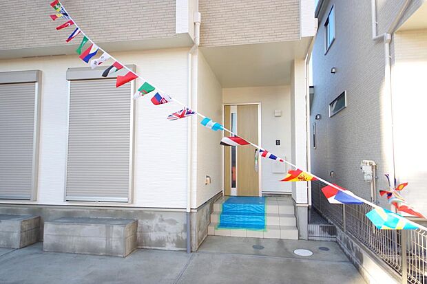 玄関はいわばその邸宅の顔です。だからこそ、迎賓のためにしつらえを細部まで施しました。