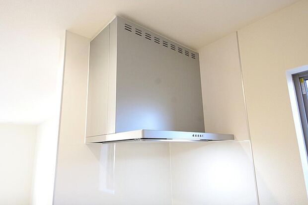 キッチン上部には、スッキリとしたスリム型レンジフードが標準装備されております。