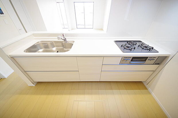 キッチンには耐久性が高く、お手入れも簡単で人工大理石トップを採用して、キッチンを優雅に演出しました。