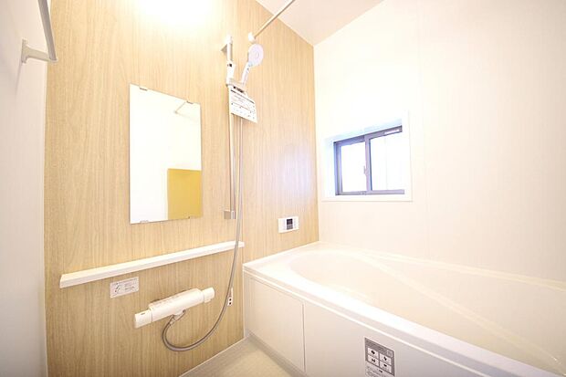 心地よい入浴タイムを追求した大きな浴槽とアクセントパネルで、より高級感が演出されます。