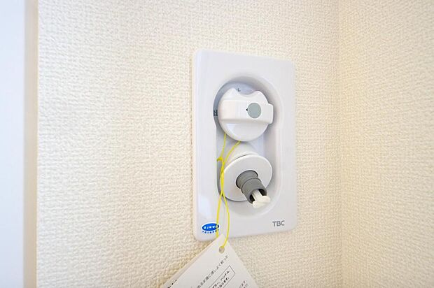 洗濯機用の給水口には蛇口ではなく、全自動洗濯機が設置できる専用の給水口が設置されております。
