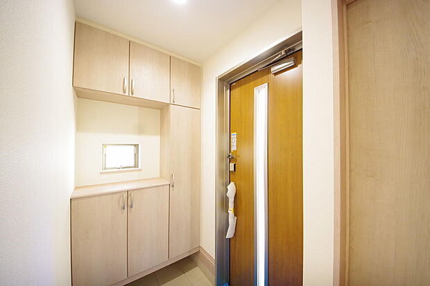 棚板が多く、沢山のの靴が収納可能。棚板は稼働可能ですのでブーツやヒールの高い靴も収納でき便利です。