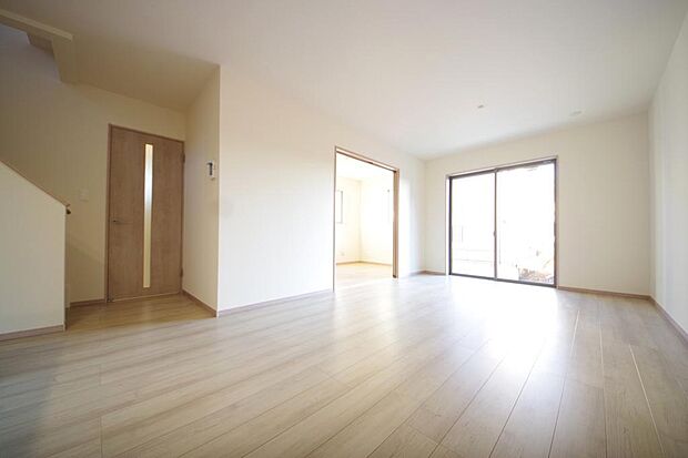 明るい陽光が差し込み開放的なリビング　ダイニングを演出し、ゆとりある空間はご満足いただけます。