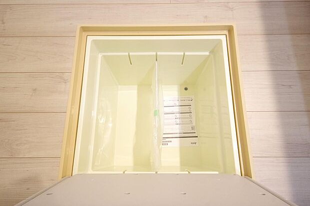 ミネラルウォーター、缶詰、非常食のストックに便利です。空間を有効に利用した収納です。