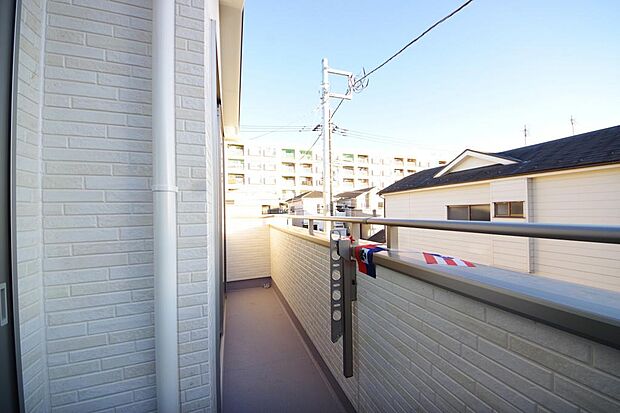 陽光あふれるバルコニーは、たくさんの光を浴びることができるのでお洗濯物やお布団もしっかり干せます。