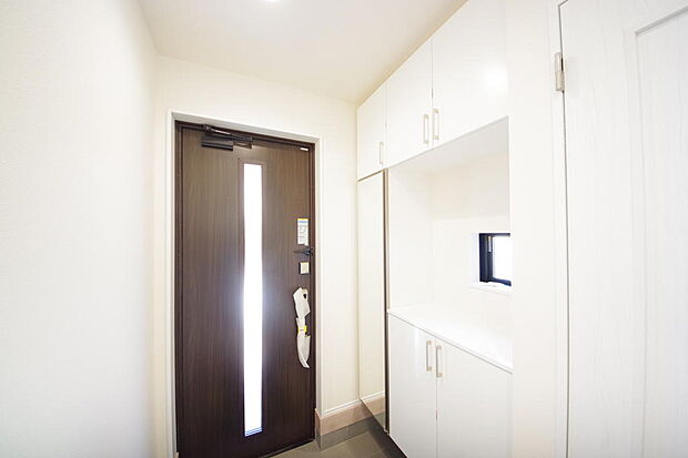 棚板が多く、沢山のの靴が収納可能。棚板は稼働可能ですのでブーツやヒールの高い靴も収納でき便利です。