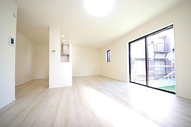 明るい陽光が差し込み開放的なリビング　ダイニングを演出し、ゆとりある空間はご満足いただけます。