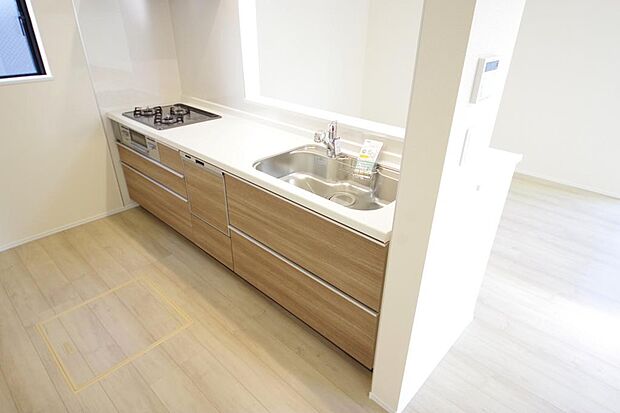 キッチンには耐久性が高く、お手入れも簡単で人工大理石トップを採用して、キッチンを優雅に演出しました。