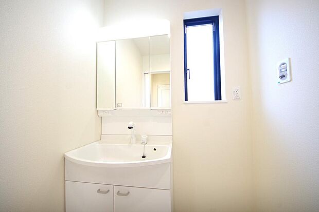 家族全員で利用するパブリックスペースとなりますので、鏡周りの収納ですっきり洗面台がご利用いただけます