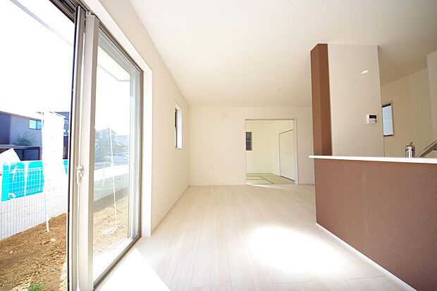 明るい陽光が差し込み開放的なリビング　ダイニングを演出し、ゆとりある空間はご満足いただけます。