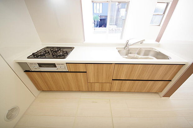 キッチンには耐久性が高く、お手入れも簡単で人工大理石トップを採用して、キッチンを優雅に演出しました。