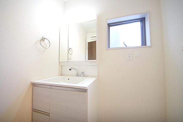 家族全員で利用するパブリックスペースとなりますので、鏡周りの収納ですっきり洗面台がご利用いただけます