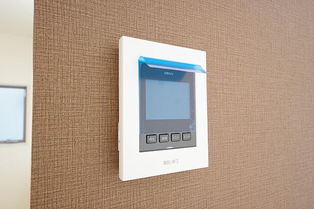 来訪者を映像と音声で確認可能なので、煩わしいセールスにも住戸内で対話可能です。