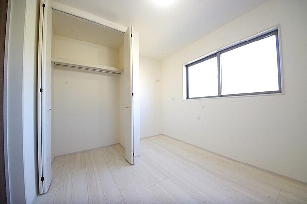 木の質感が優しい床材と豊富な収納が特徴的な、心に温かさを感じる内装です。