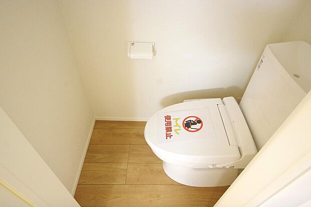 少ない水を有効に使って、汚れも効率よく洗浄します。便器は奥までふちのない掃除がしやすい形状です。