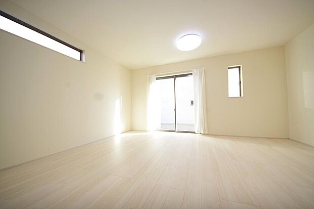 明るい陽光が差し込み開放的なリビング　ダイニングを演出し、ゆとりある空間はご満足いただけます。