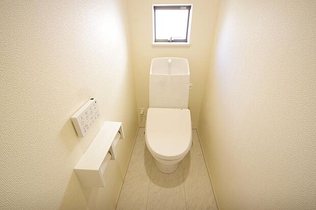 少ない水を有効に使って、汚れも効率よく洗浄します。便器は奥までふちのない掃除がしやすい形状です。