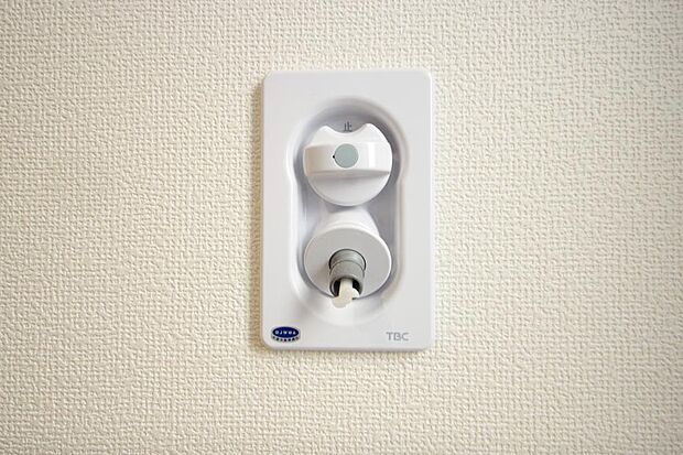 洗濯機用の給水口には蛇口ではなく、全自動洗濯機が設置できる専用の給水口が設置されております。